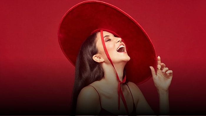 Türkçe, Fransızca, İngilizce: Hem Sözleri Hem Sesi İle Gururumuz Karsu'nun En İyi 13 Şarkısı