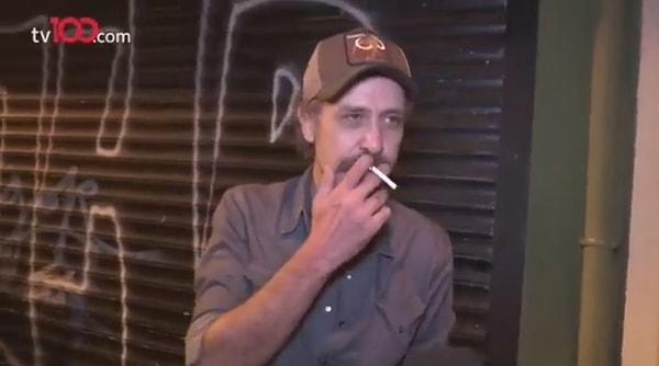 Bir mekan çıkışı TV100 muhabirleriyle sohbet eden Nejat İşler, röportajın ortasında sigara içmek istedi.