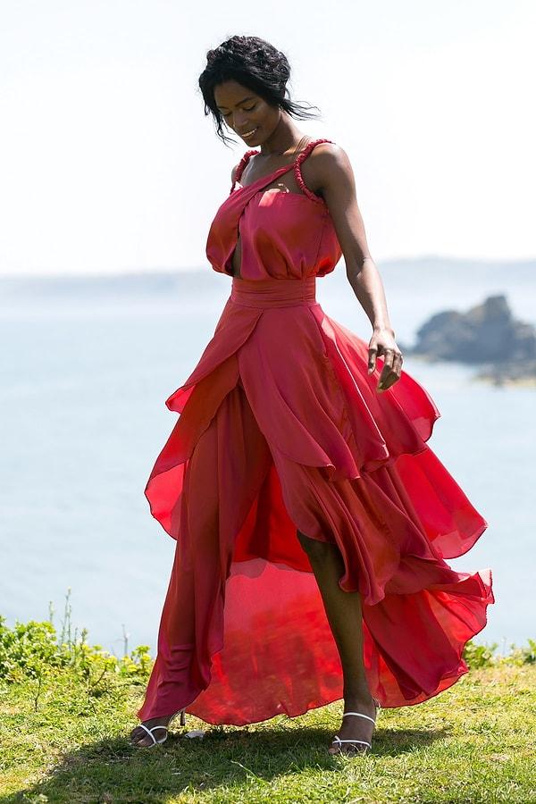 9. Giyer giymez havasına kapılacağınız kırmızı ve hareketli bir elbise... ❤