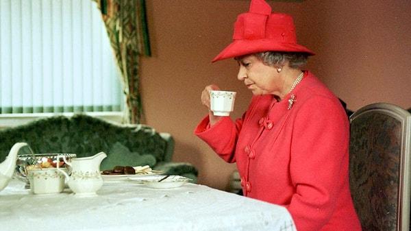 2. Kraliçe geleneksel olarak sabah 07:30 civarında radyo dinlerken porselen bir fincanda Earl Grey çayı ve bisküviyle güne başlıyor. Çayı şekersiz, zaman zaman ise sütlü içiyor. Ardından ise sabah banyosuna hazırlanıyor.