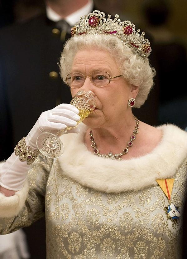 6. Elizabeth günde dört kadeh içki tüketiyor. En sevdiği kokteyl ise Gordon's cin, Dubonnet (19. yüzyılın ortalarına kadar uzanan şarap bazlı bir aperatif), limon ve buz karışımı. Kraliçe ayrıca güzel bir kadeh Alman şarabına da hayır demiyor...