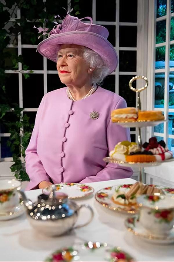 8. Saat 17:00'de gerçekleşen ikindi çayı oldukça geleneksel! Elizabeth'e, parmak sandviçler, çörekler, kekler ve İngiliz çayı servis ediliyor. Kraliçe çörek yemiyor, ancak çayda servis edilmesinde ısrar ediyor...