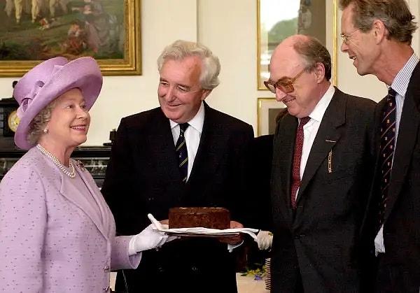 11. Kraliçenin çikolataya karşı bir tutkusu olduğu ise çok açık! Kendi düğün pastası bile neredeyse 227 kiloydu... İster çok pahalı ister sıradan olsun, kraliçe bütün çikolataları çok seviyor.