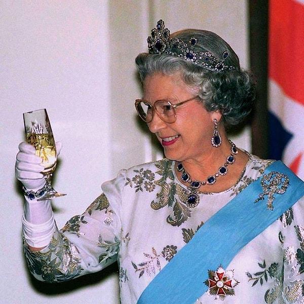 12. Elizabeth'in favorilerinden bir diğeri de şampanya. Gününü genellikle kraliyet emrine sahip sekiz markadan birini seçerek bir bardak şampanya ile tamamlıyor.