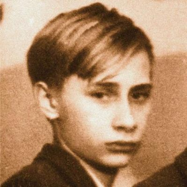 1. Öncelikle Putin, 7 Ekim 1952 yılında şimdilerde St. Petersburg olarak bildiğimiz, Sovyetler Birliği'nin Leningrad şehrinde doğdu. Tam adı ise Vladimir Vladimirovich Putin!