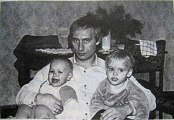 8. 1983 yılında evlendiği eski eşi Lyudmila Putina ile 2014 yılında boşanan Putin özel hayatını basından oldukça gizli tutuyor. Kendisinin bilindiği kadarıyla Mariya ve Yekaterina isimli 2 kız çocuğu var...