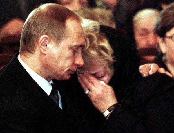 7. Sobchak'ın Putin için oldukça özel bir yeri vardı. Öyle ki eski başkanın 2000 yılında vefat etmesinin ardından yapılan cenazede Putin'in ağladığı nadir anlar görüntülendi.
