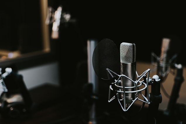 6. "Radyo sunucusuyum. Aslında ilk arayan kişiyi değil, kimin sesi daha iyi geliyorsa ve insanları sıkmayacaksa o kişiyi yayına alıyoruz."