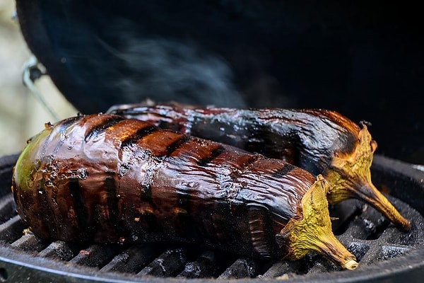 9. Bilinenin aksine patlıcan botanik olarak sebze değil meyvedir! Ancak gastronomik açıdan bizler onu sebze olarak kabul ederiz.