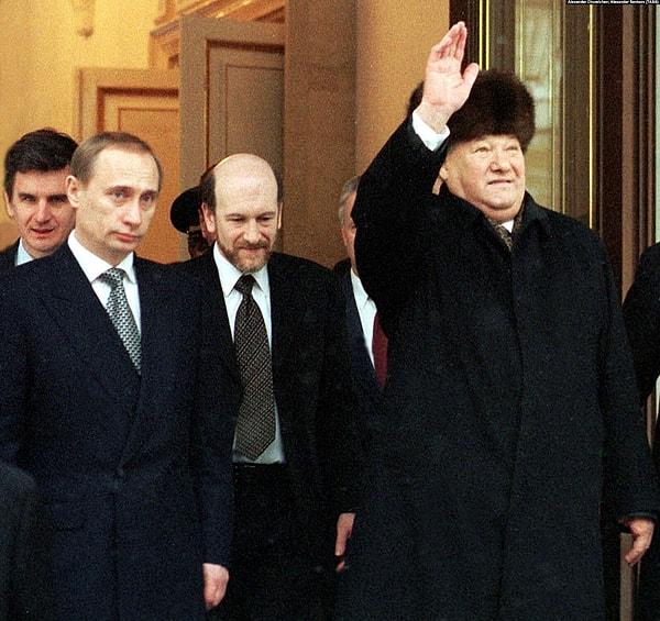 11. Özel hayatını şimdilik bir yana bırakalım... Belediye başkan yardımcılığı yaparken birçok önemli politik isimli yakınlaşan Putin, dönemin cumhurbaşkanı Boris Yeltsin tarafından Genelkurmay Başkan Yardımcılığına atandı.