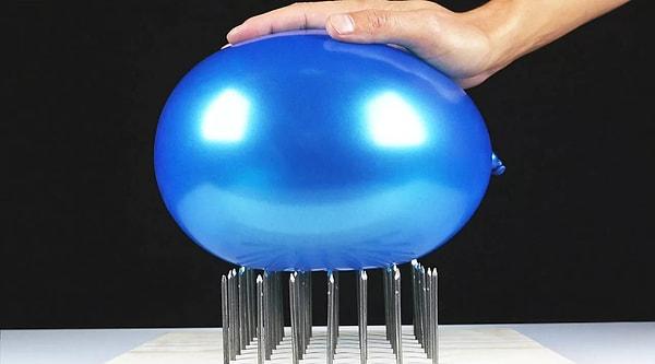 Ünlü balon basınç deneyini hatırlayalım. Tek yerden uygulanan basınç balonu patlatırken, birçok çivinin uyguladığı basınç denge buluyor. Gelelim asıl konumuza!