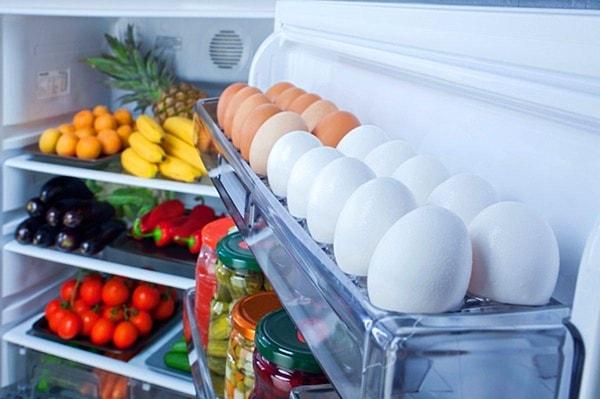 1. Yumurtaları buzdolabının kapağı yerine kartondan çıkarmadan buzdolabının içine koyun.
