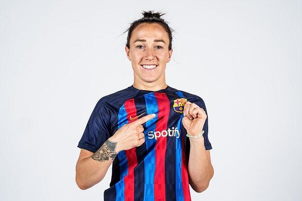 Manchester City formasını giyen ve bu sezon Barcelona ile anlaşma imzalayan Lucy Bronze şimdilerde ise ülkenin kahramanı olarak adlandırılıyor. Öyle ki eskiden çalıştığı Dominos, Lucy Bronze'u onurlandırmak için çok tatlı bir işe imza atmış.