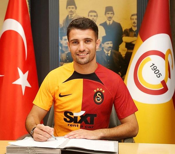Galatasaray bu sezonki sağ bek rotasyonunu Omar ve yeni transferi Léo Dubois ile yaptı. Sacha Boey kadroda düşünülmedi. Peki neden?