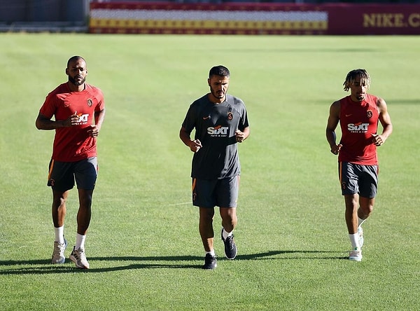 4 hafta önce takımdan ayrılan Marcao ile fotoğrafını paylaşmış. Bu tarihten önceki gönderilerinde bol bol Galatasaray formalı paylaşımları var. 4 haftadır hayatında futbol yokmuş gibi takılıyor.