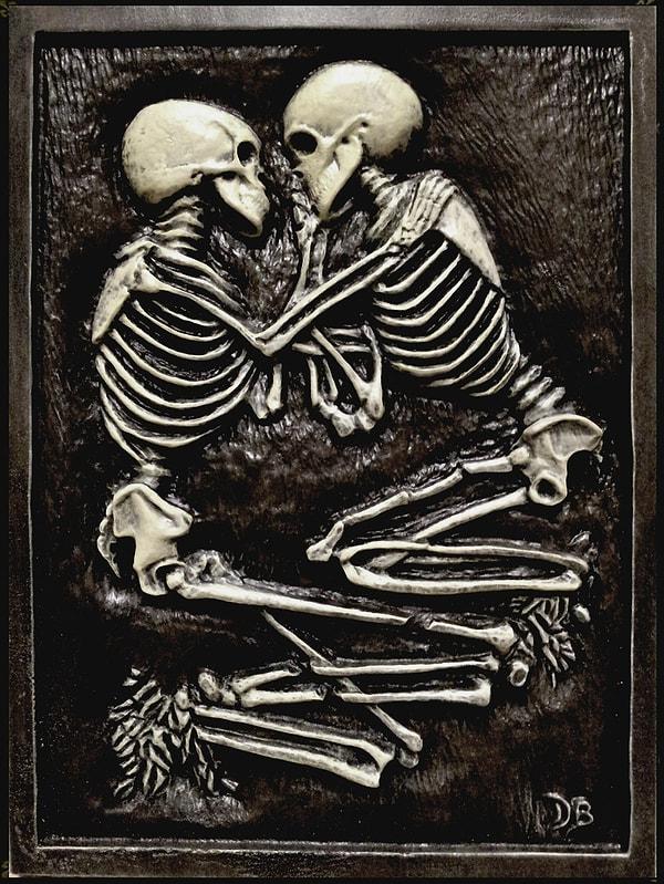 Araştırmacılar birbirine sarılmış halde bulunan çifti araştırabilmek için çeşitli testler yapsa da kemikler asla kıpırdatılmayarak çift birbirinden ayrılmadı.
