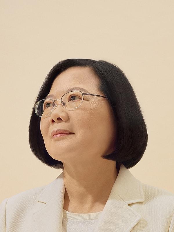 1. Tsai Ing-wen, 1956 yılında Pingtung şehrinde ticaretle uğraşan varlıklı bir ailenin 9 çocuğundan birisi olarak dünyaya geldi.