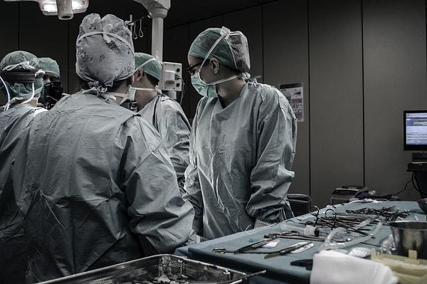 1. Ameliyat sonrasında organlar aynı yerlerine yerleştirilmiyor. Operasyondan sonra vücudumuz organları hareket ettirerek doğru yerlerine yerleştirir.
