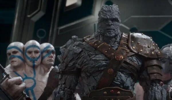 12. 'Thor: Ragnarok' filminde yönetmen Taika Waititi, üç kafalı gladyatörlerin sol kafasını, Chris Hemsworth da sağ kafasını canlandırmıştır.