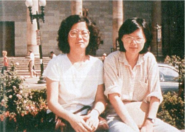 3. 1978 yılında üniversiteden mezun olan genç Tsai, Amerika’daki Cornell Üniversitesi ve Londra Ekonomi Okulu’nda sırasıyla yüksek lisans ve doktora eğitimi aldı.