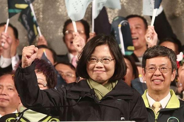 7. Bu dönemde Tsai, Çin’e karşı gelerek Tayvan’ın bağımsızlığını savunan Demokratik İlerici Parti’nin bir üyesi oldu ve parti temsilcisi olarak yasama meclisine katıldı.
