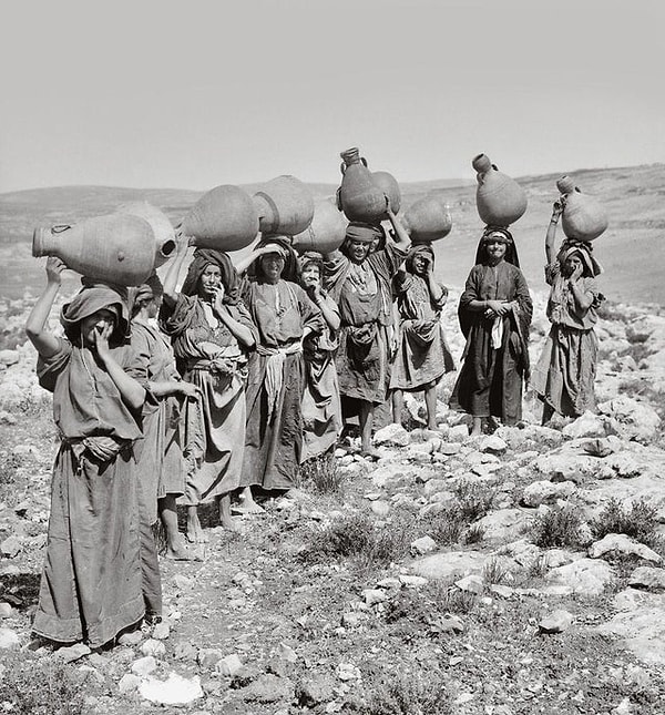 6. Su testisi taşıyan Filistinli kadınlar - 1935: