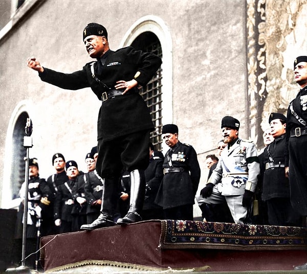 7. 1934 yılında Roma'da konuşma yapan Benito Mussolini: