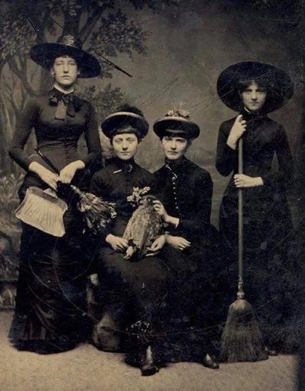 9. Cadı oldukları iddia edilen Viktorya dönemi kadınlarının fotoğrafı - 1875: