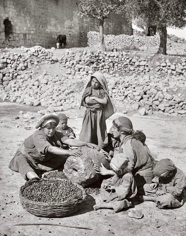 16. Zeytinlerle zeytinyağı yapan Filistinli kadınlar - 1890: