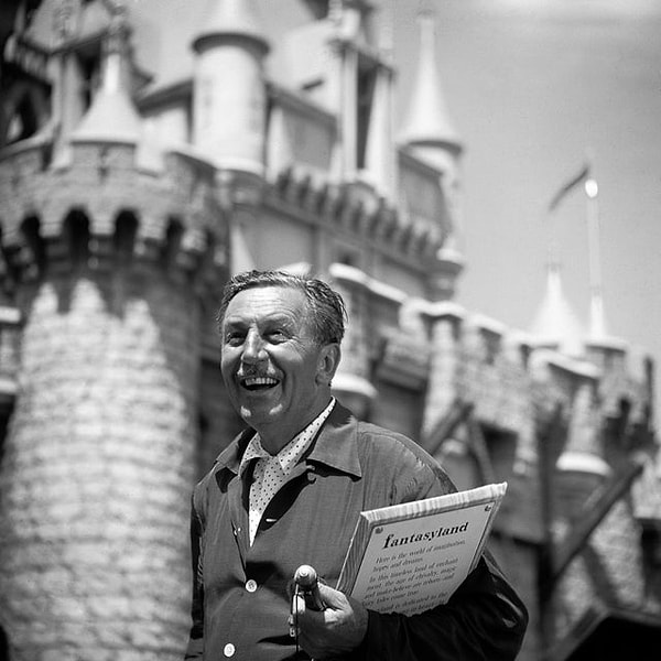 17. Disneyland'in açılışında Walt Disney - 1955: