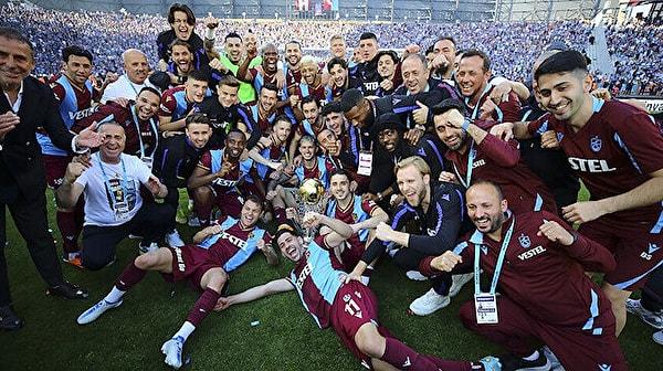 Geçen seneyi şampiyon olarak bitiren Trabzonspor'un 2021-2022 sezonundaki performansıyla ne kadar para ödülü elde edeceğini inceleyelim.