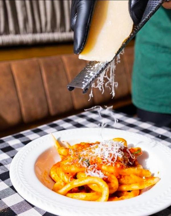 7. Geleneksel Toscana mutfağının bir ürünü olan Pici All’aglione, yani ev yapımı kalın spagetti; bol sarımsak, fesleğen ve parmesanlı sosla sunuluyor ve fiyatı 128₺.