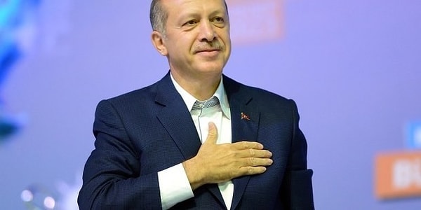 O dönem başbakan olan Recep Tayyip Erdoğan, 'Yarınlar bugünlerden daha iyi olacak' diyerek Adana'da düzenlenen toplu açılış ve TOKİ anahtar teslim töreninde konuşmuştu.