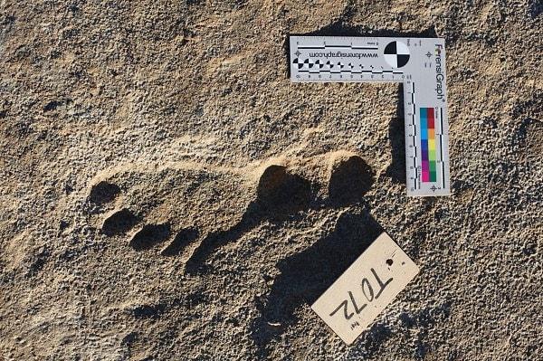 Utah'taki Hava Kuvvetleri ile çalışan ABD'li arkeologlar, en az 12.000 yıl öncesine ait olduğu düşünülen 88 insan ayak izi buldular.