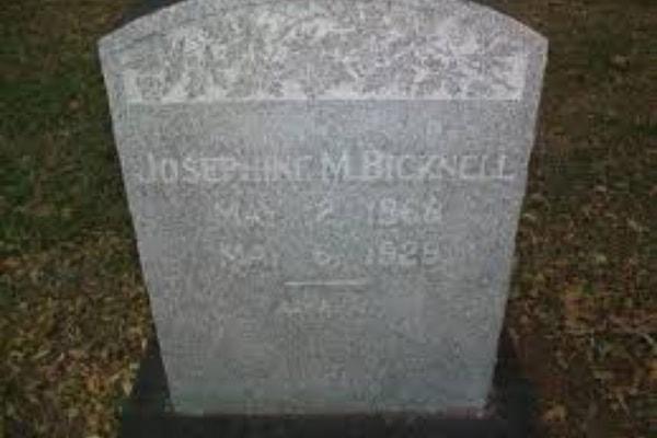 Öldüğünde Josephine'in tabutu betonla kaplandı.