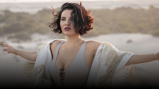 Sesi ile Kalbimizi Okşayan Göksel'in Şarkılarında Geçen Aşık Olunası Sözler