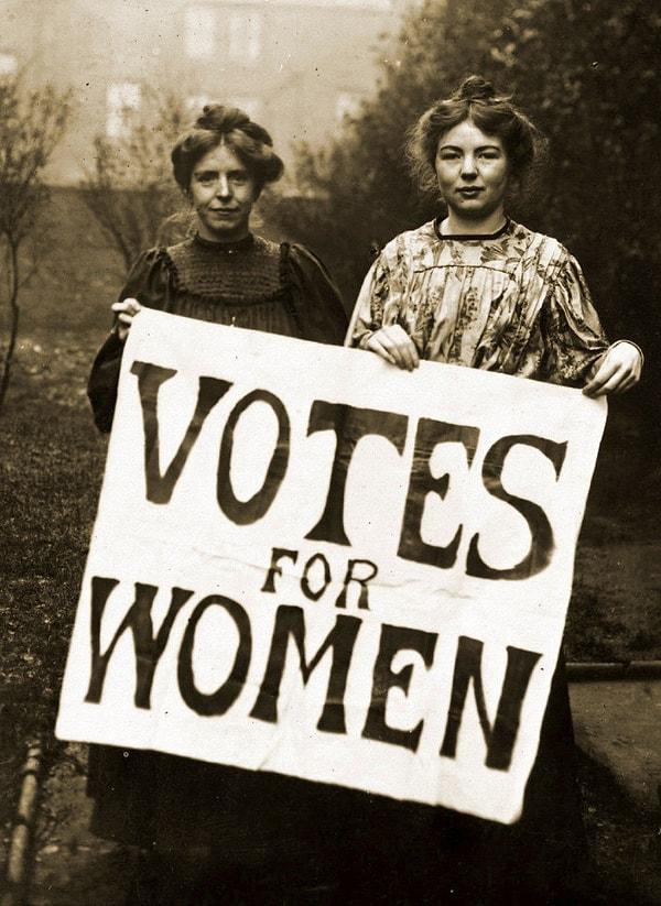 20. yüzyılın başında 'Suffragette' yani Emmeline Pankhurst önderliğindeki kadınların seçme ve seçilme hakkını kazanmak için erkek egemen siyasete karşı verdikleri mücadelenin rengi olan kırmızı, protesto düzenleyen kadınların kırmızı ruj sürmesine neden oldu.