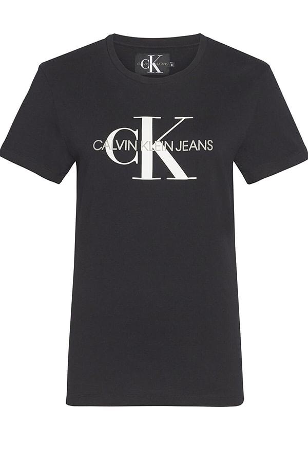 6. Calvin Klein’ e ait bir tişörtünüz olmasın mı?