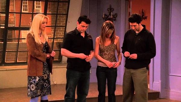 10. 'Friends' finalinde hepsi boş apartmanda dururlar ve Central Perk'te son kez kahve içmeye giderler.