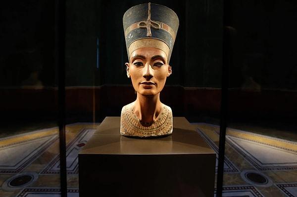 3. Nefertiti, kral ile birlikte yeni bir şehir inşa etti.