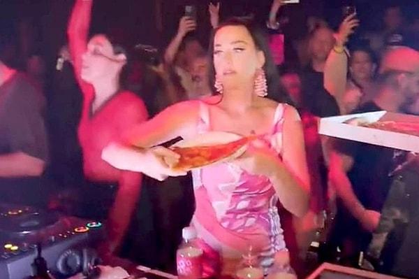 20. Katy Perry'nin Amerika'da gittiği kulüpte insanlara frizbi fırlatır misali pizza atması gündeme geldi.