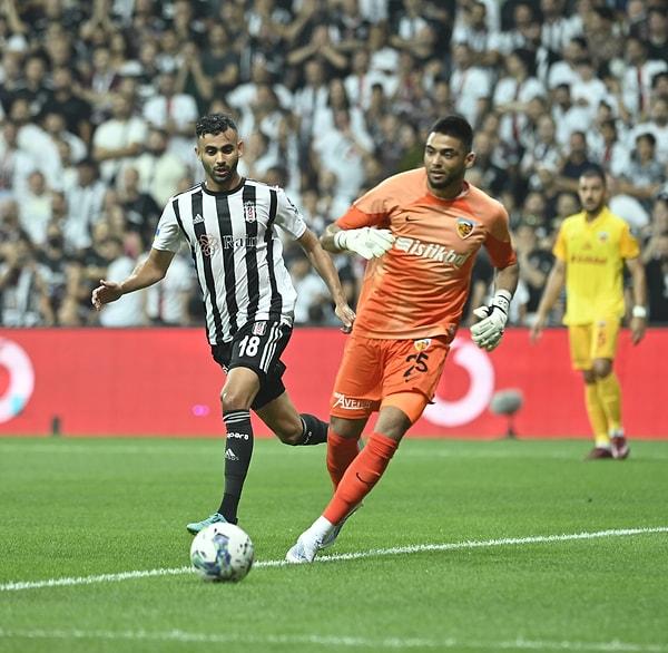 Oyuna 77. dakikada giren Cenk Tosun, 90+4'te ikinci sarıdan kırmızı kart gördü. Beşiktaş'ı ipten alan isim ise Rachid Ghezzal oldu. 90+6'da atılan golle Beşiktaş karşılaşmayı 1-0 kazanmayı başardı.