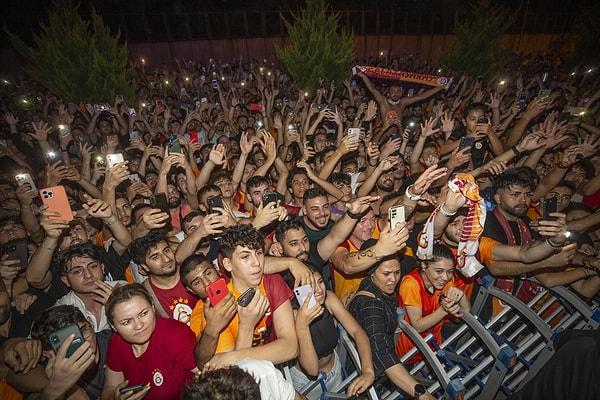 İstanbul'a geç saatlerde ulaşan futbolcuları kalabalık bir grup taraftar karşıladı. Oyuncuların "üçlü" tezahüratı yaptırdığı taraftarlar, meşaleler ve tezahüratlarla coşkulu bir atmosfer oluşturdu.