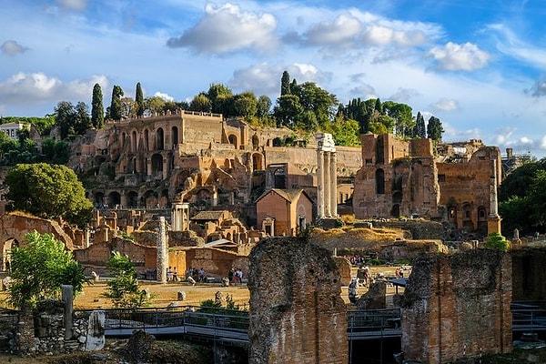 14. Antik Roma'nın merkezi olan Palatine Tepesi'nin Roma'ya dönüşen köy olduğuna inanılıyor. Diğer köylerin etrafına inşa edildiğine ve sonunda Roma'yı yaratmak için bir araya geldiğine inanılıyor.