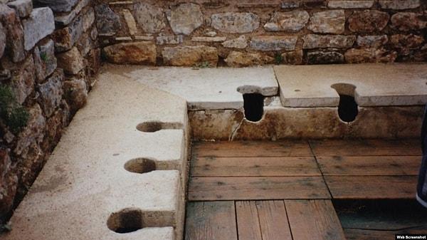 20. Roma'daki umumi tuvaletlerde kabin yoktu, insanlar yan yana otururlardı.