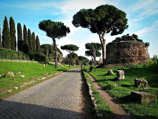 30. Romalılar Avrupa'nın ilk yolunu MÖ 312'de inşa ettiler ve bu yola Appian Yolu denildi.