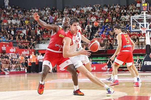 İzmir’in ev sahipliğinde düzenlenen FIBA U18 Avrupa Basketbol Şampiyonası’nın finalinde İspanya’ya 68-61 mağlup olan Türkiye, şampiyonayı ikinci sırada tamamladı.