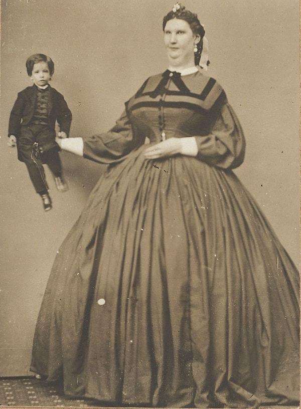 Barnum, Anna Swan'ı dünyanın en uzun kadını olarak duyurdu. Özel olarak yaptırdığı bir kostüm giydirdi ve onu 88 cm boyunda 10 kilo ağırlığında olan Commodore Nutt ile bir araya getirdi.