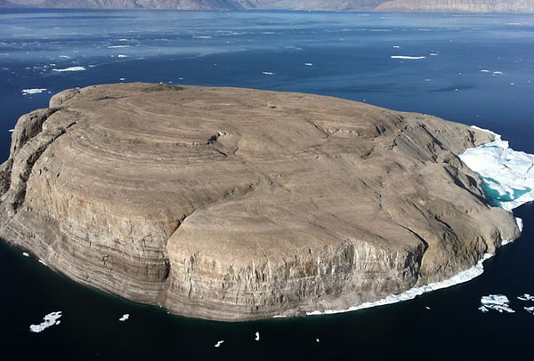 13. Канада и Гренландия (правительство Дании) только что пришли к мирному разрешению 38-летнего территориального спора из-за очень желанного острова Ханс, где они согласились разделить остров и разделить его прямо посередине.