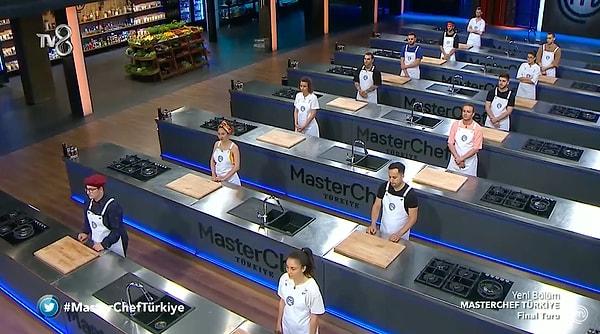 MasterChef Türkiye'nin 30. bölümünün ilk etabında yarışmacılar Çin pilavı yapmak için tezgahlarının başına geçti.